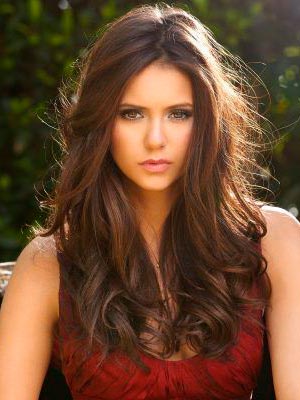 Нина Добрев в роли Елены Гилберт и Кэтрин Пирс